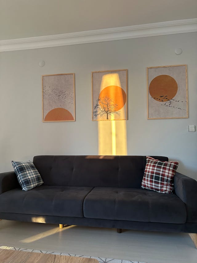 Visual example showing the 2/3 principle for hanging wall art over a sofa